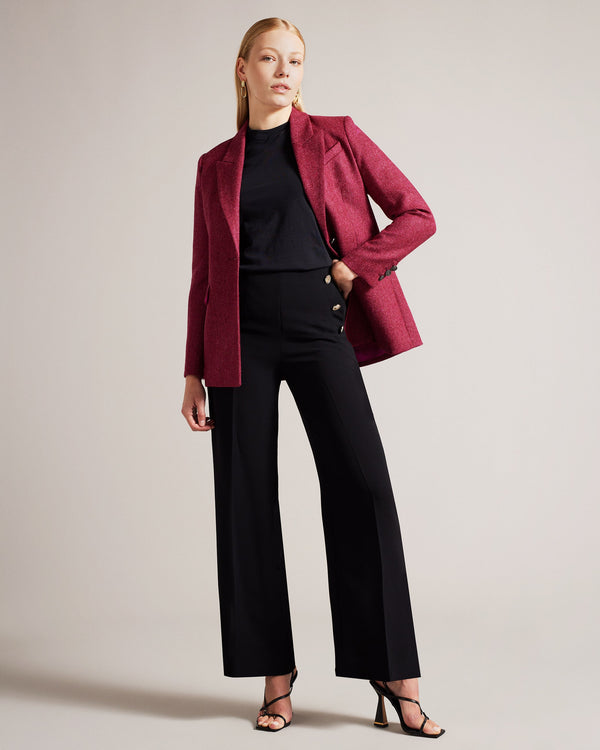 ALLYAAH-Jackets-Classic yet contemporary, ALLYAAH is crafted from luxurious 100% wool with a timeless herringbone texture. With its relaxed fit, this blazer strikes the perfect balance between comfort and style that'll fit right in to your daily rotation. Blazer 100% wool Herringbone texture Notched lapel Pockets Button fastening Relaxed fit- Ted Baker Romania